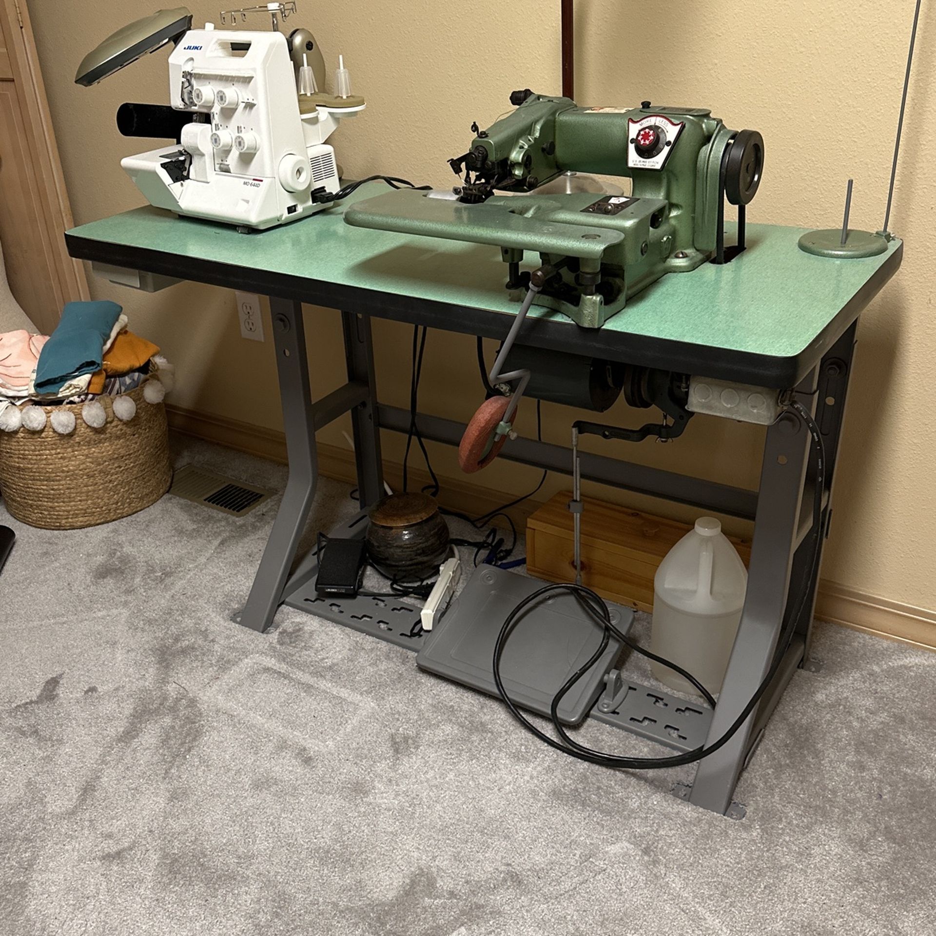 Consew 1118-4 Full Size Blind Hem Stitch Industrial Sewing Machine With Table And Servo Motor