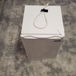 Refrigerator - Mini - White - HMBR265E1