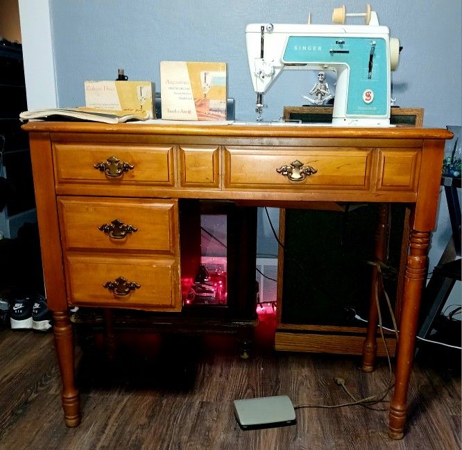 Vintage Singer Deluxe Zig Zag Sewing Machine