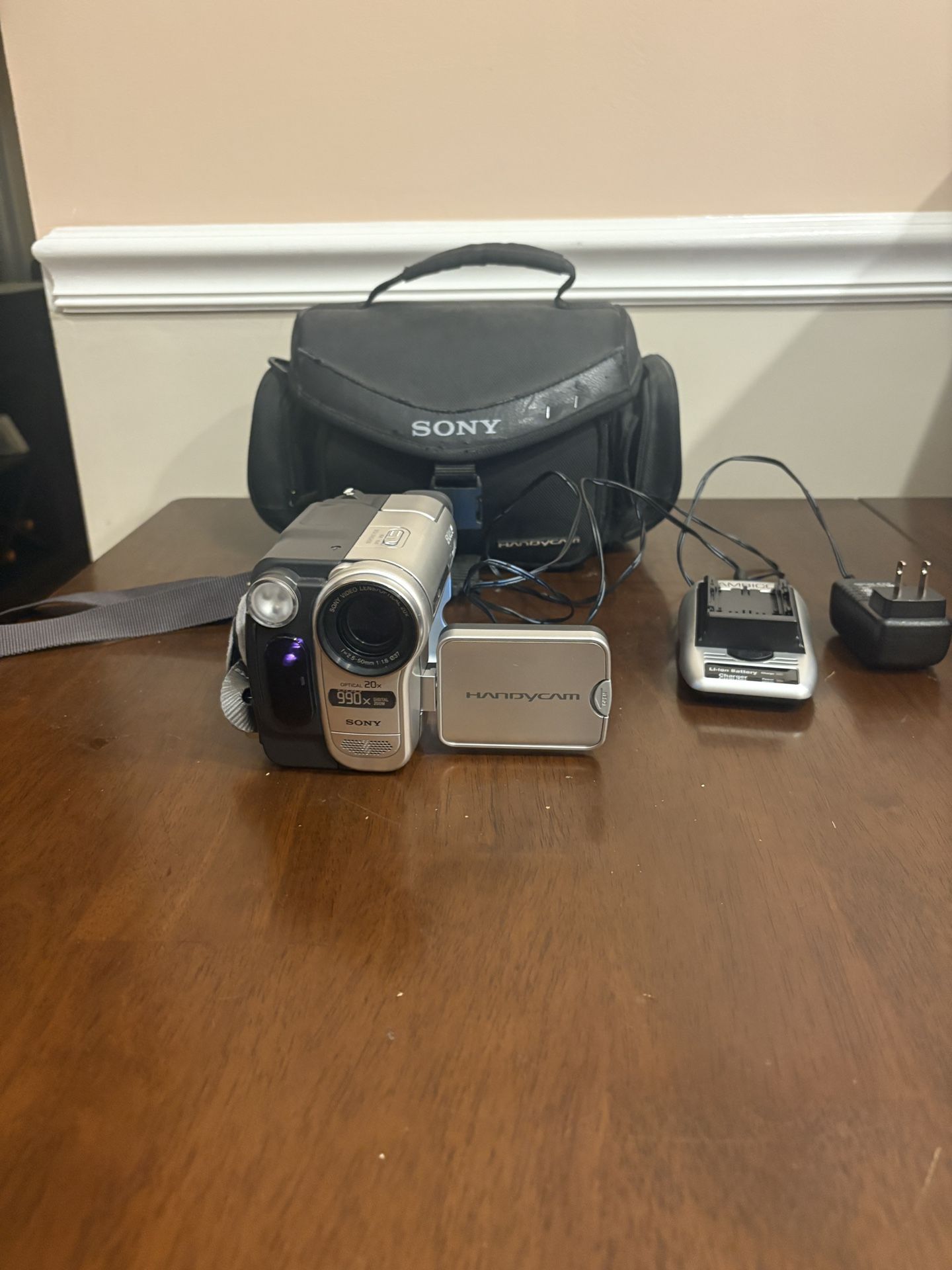 Sony CCD-TRV138 NTSC Hi8 Handycam Camcorder/ Video Nightshot +Extras Works Great