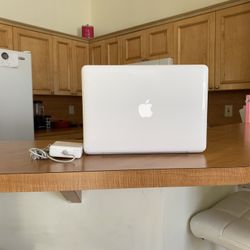 Apple MacBook Laptop 