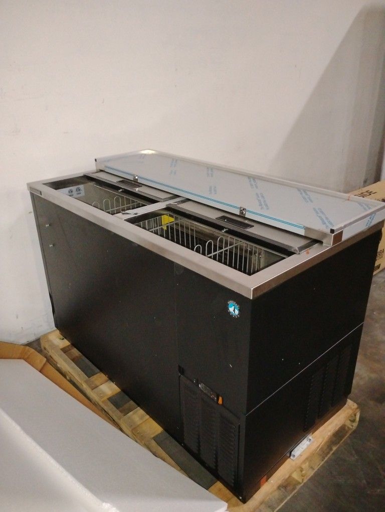 Hoshizaki CC50 Restaurant/ Bar Cooler - Holds (704) 12 oz Cans, Lid Locks 115v
