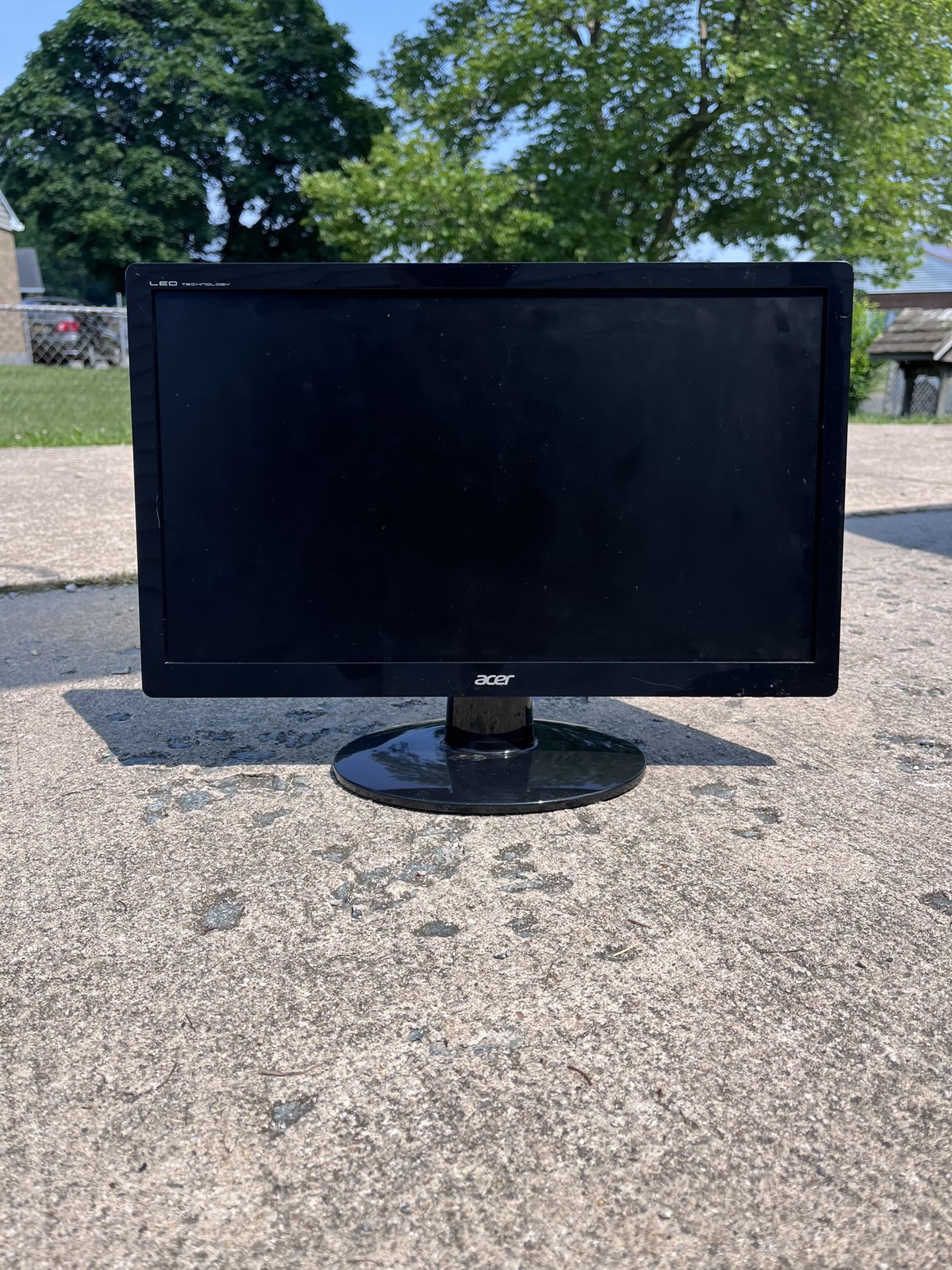 19’’ Acer Monitor. NO POWER CORD, NO HDMI PORT, THIS MONITOR IS USED FOR COMPUTERS!!