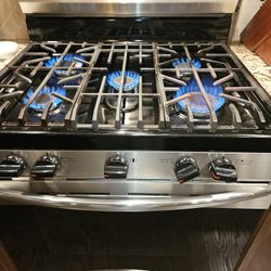 Frigidaire Black Ranges & Ovens/it's available if you still see the listing.