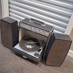 Vintage record olayer suitcase speakers