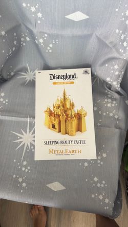 Disneyland puzzle metal