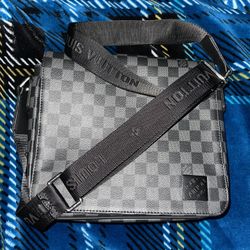 LOUIS VUITTON MESSENGER BAG