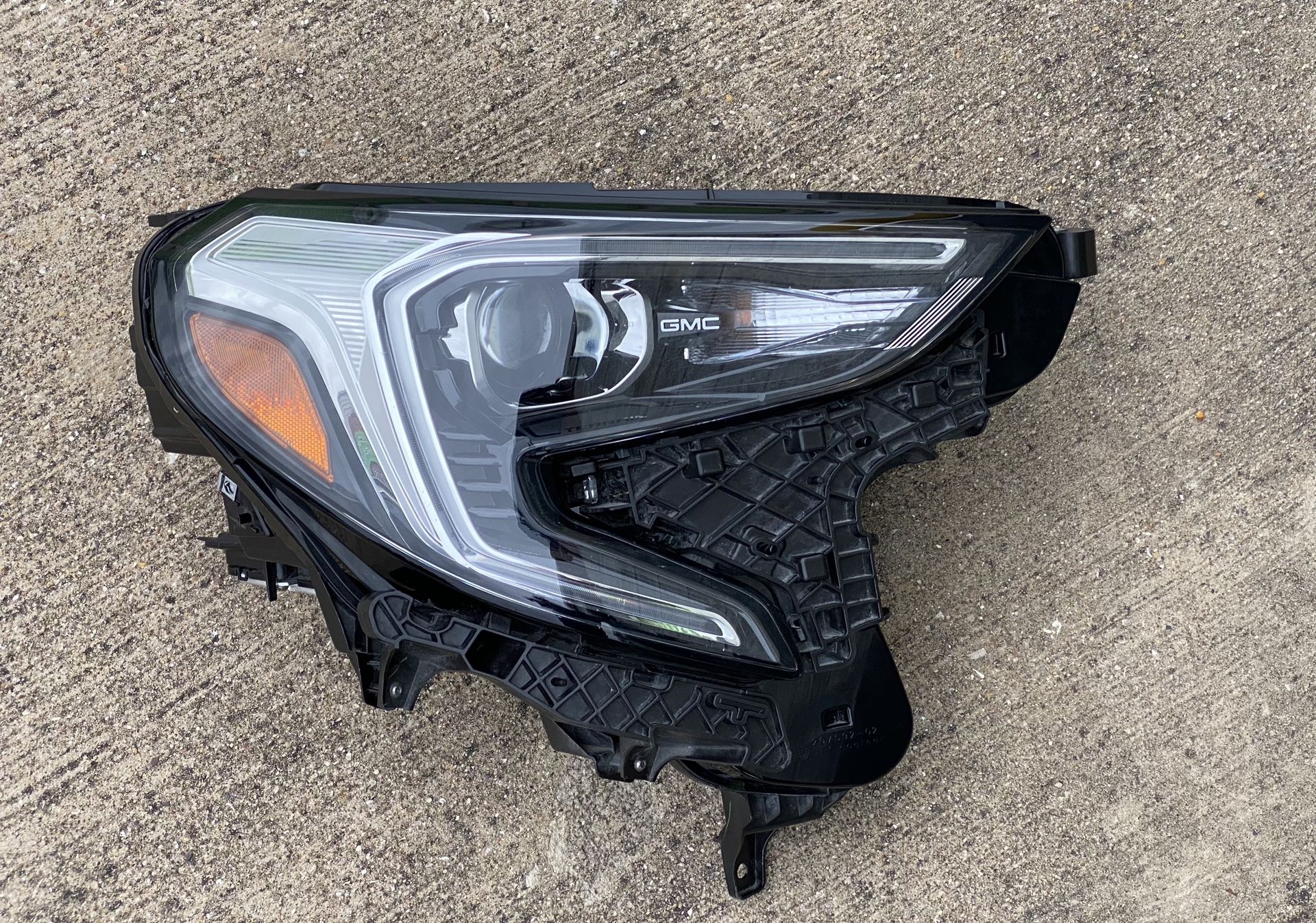 2019 GMC TERRAIN RIGHT HEADLIGHT HID