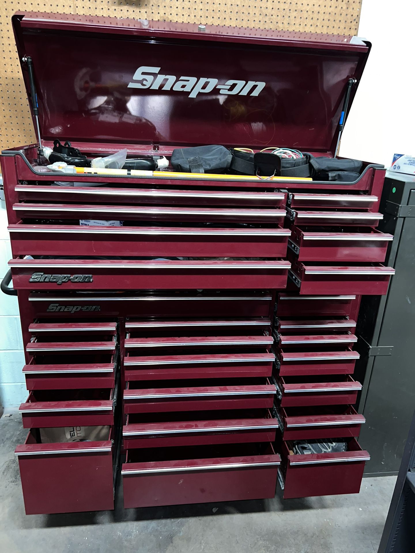 SNAP-ON 27 Drawer Toolbox “Like New”