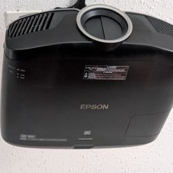 Epson Pro Cinema 6050UB 4K Projector and Mount