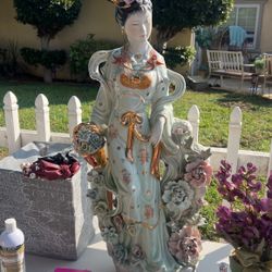 Porcelain Geisha Statue