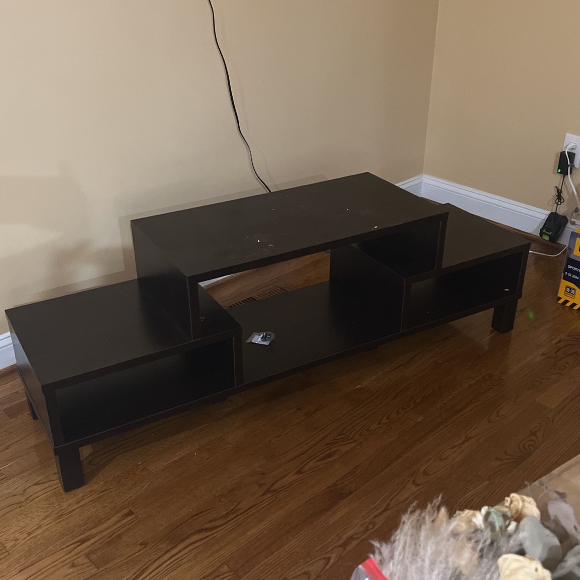 TV Stand/Entertainmemt Center 