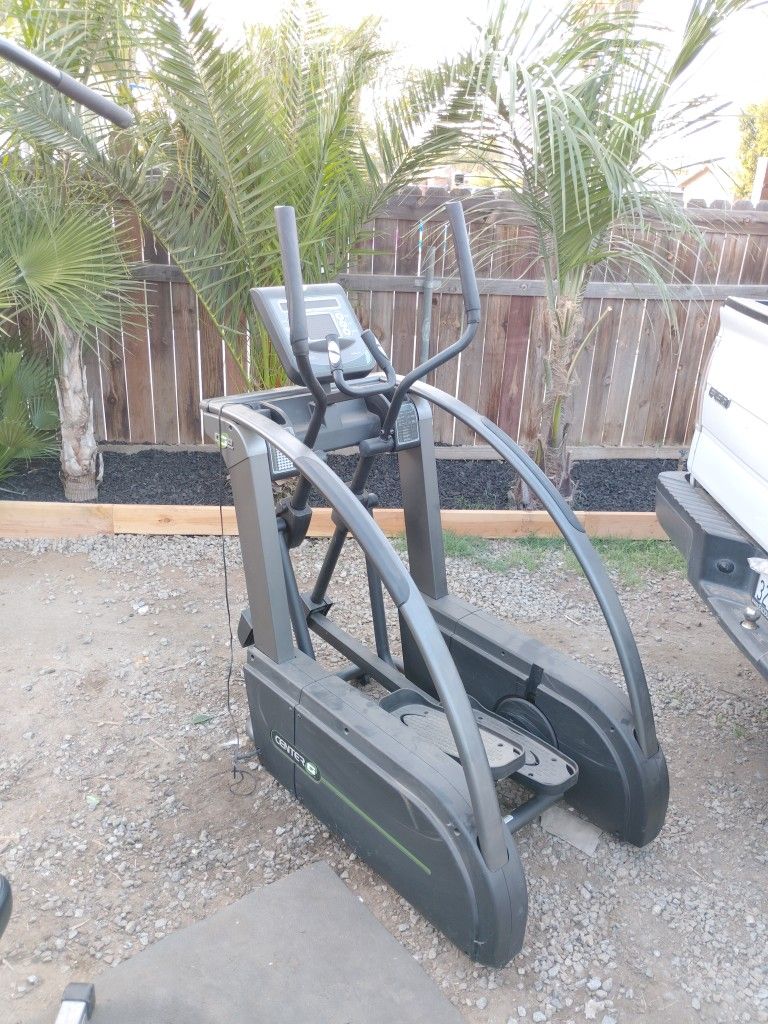 Commercial Grade Center G Elliptical Machine