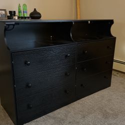 6 Drawer Dresser With Enclosed Top Shelf With Lighting