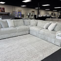 3-PC Stupendous Sectional. 🚚WE DELIVER🚚