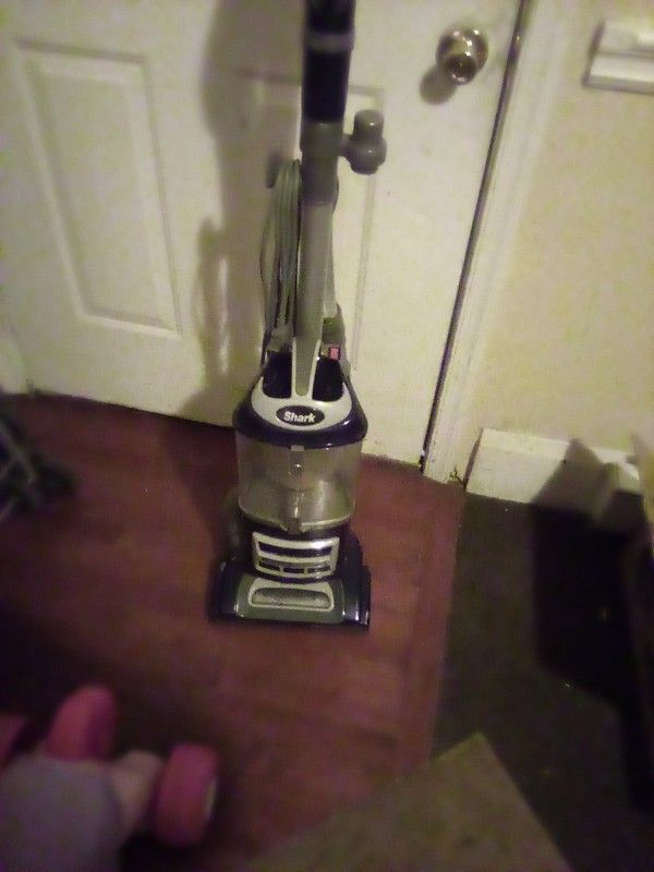 SHARK Vacuum Cleaner Liftaway Deluxe