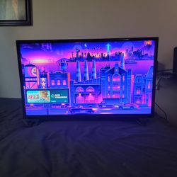 Insignia LED TV 32" w/ Roku Included