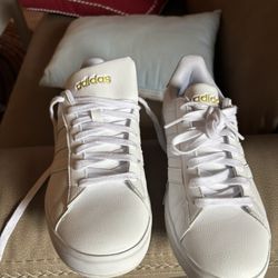 Women’s white Addidas Sneakers 