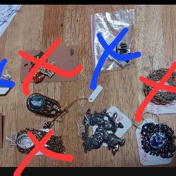 Brooches ( 3)  $30