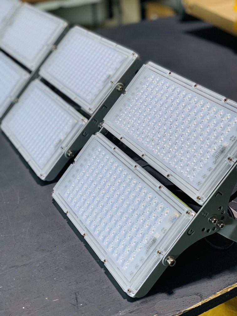 200W LED Outdoor Fixtures (4 SET) 32,000 Lumens/set COMMERCIAL/RESIDENTIAL LED - $340