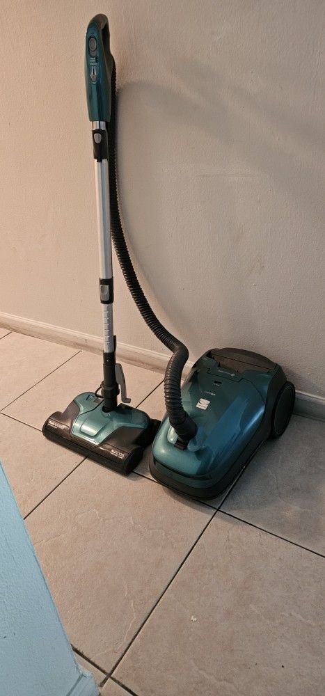 Kenmore 400 Series Vacuum – Pre-Owned, Excellent Condition – $95 (West Palm Beach)