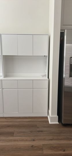 Full kitchen cabinet with power plug and USB port