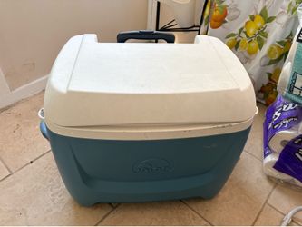 Igloo Cooler with wheels