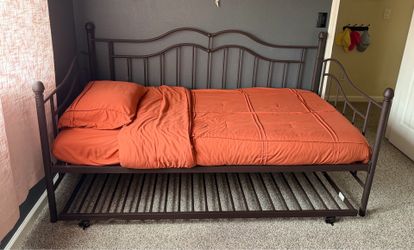 Metal Daybed/Trundle