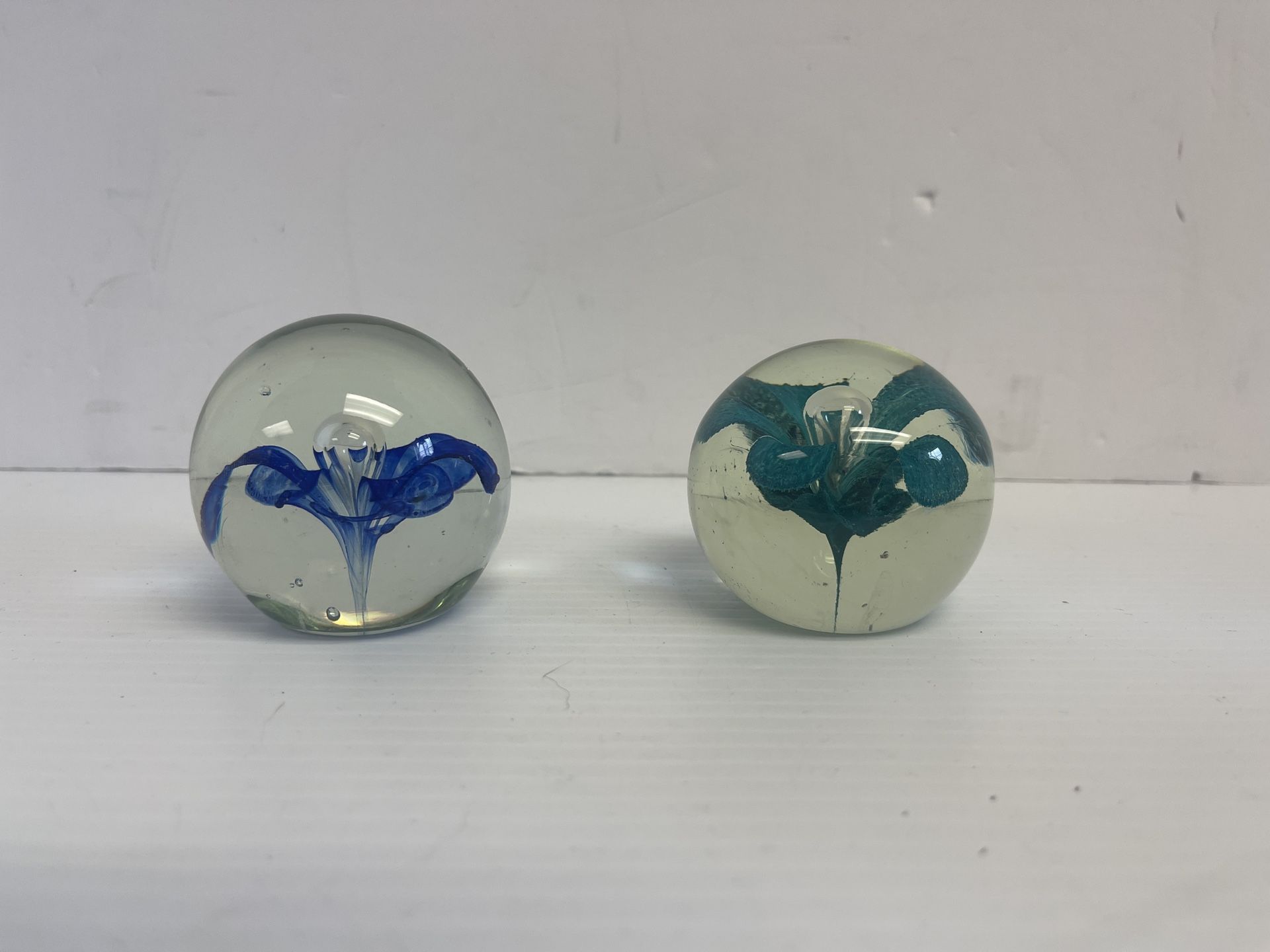 2 round blown glass flower paper weights 1 blue 1 green flower - D1010 This beautiful set of two round paper weights features delicate floral pattern