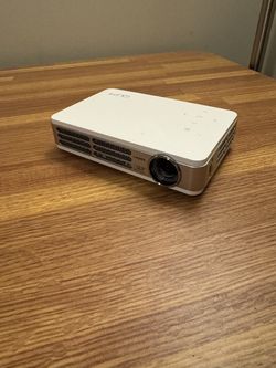 Vivitek Qumi Q5 Pocket Projector with Case and Remote