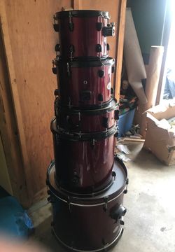 Pearl 5 piece drum set for the low