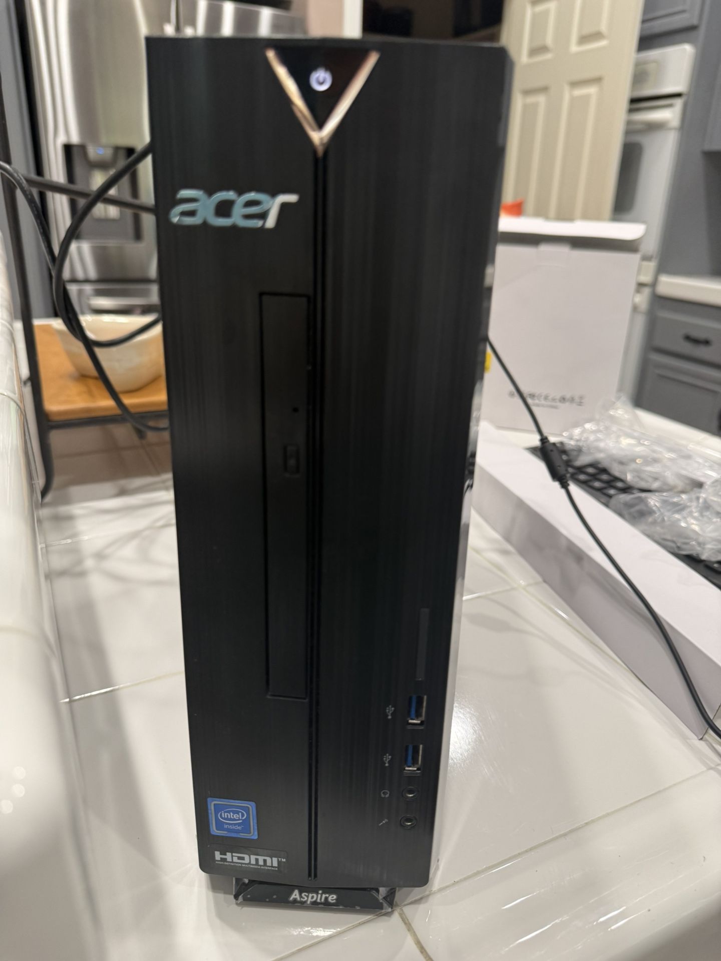 Dell Aspire Computer With Wireless Keyboard And Mouse