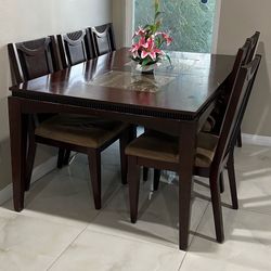 Table w/chairs 