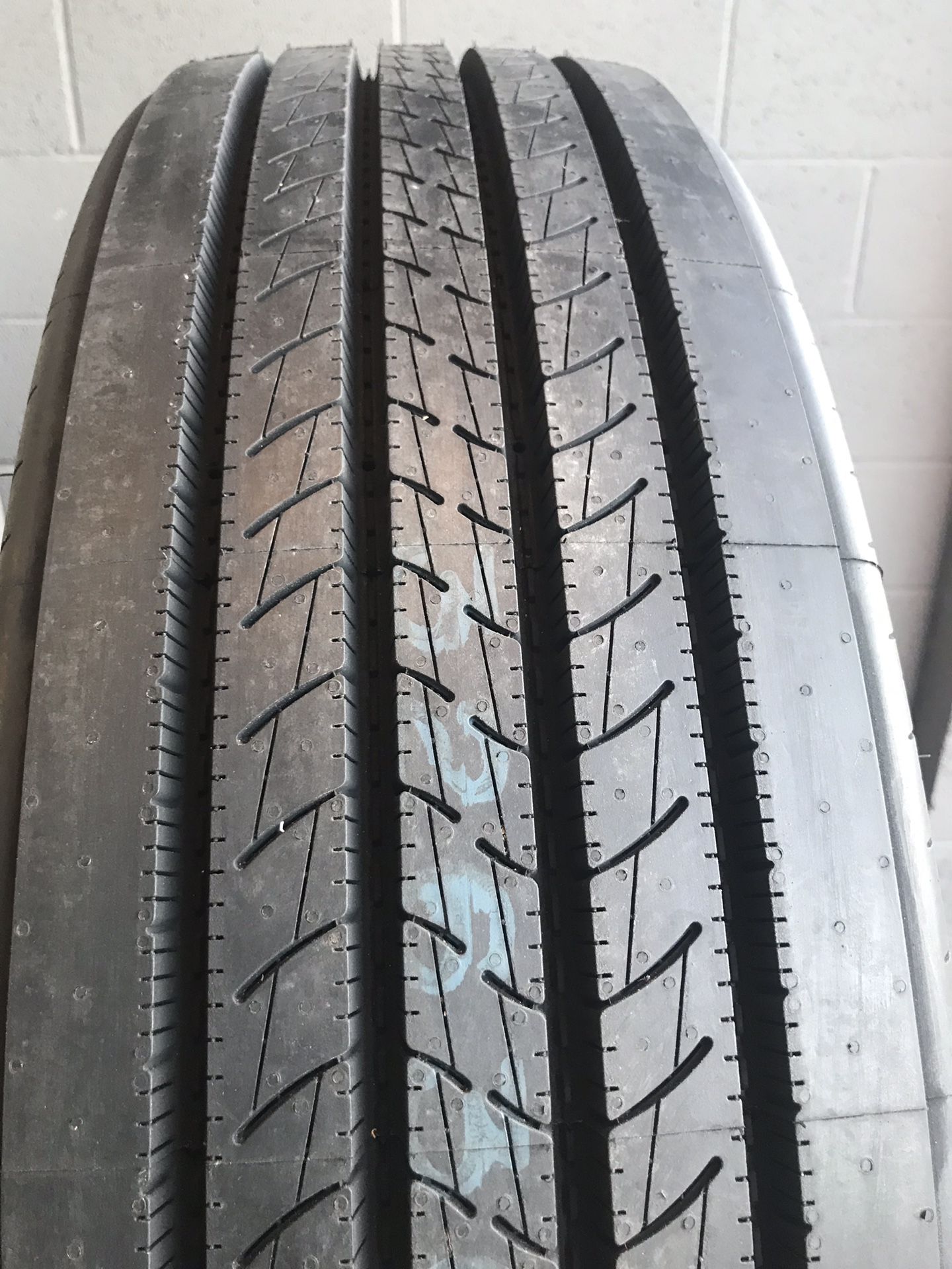 Premium Import PIRELLI STEER TIRES COMMERCIAL SEMI TRUCK TIRES 295/75R22.5