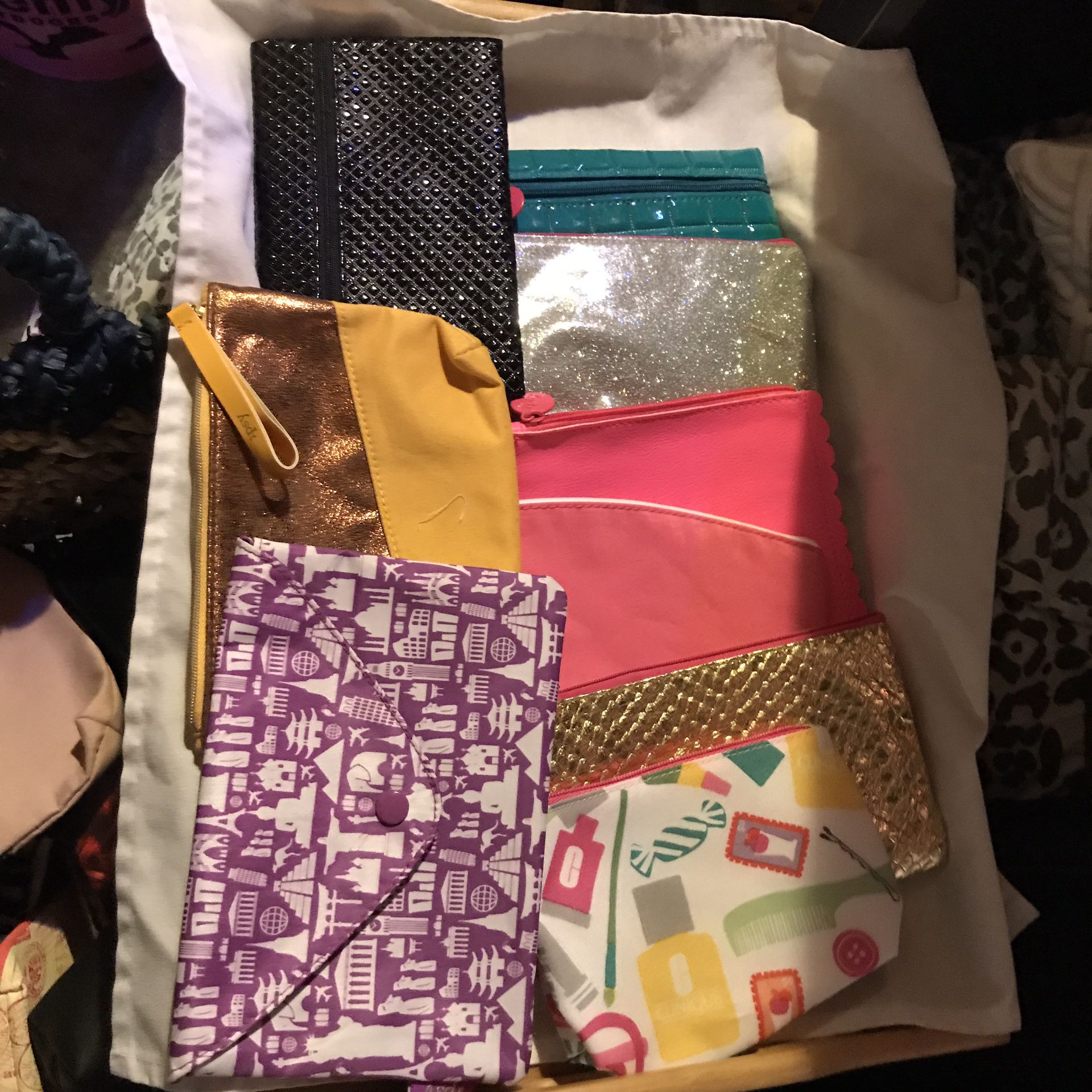 TONS OF BRAND NEW MAKE UP BAGS 4 for $5
