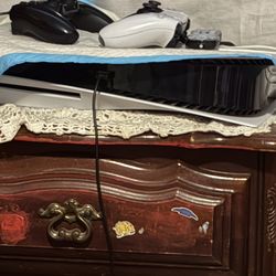 PS5 controllers and PS5 console