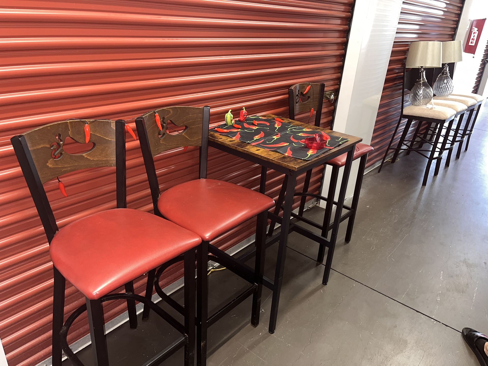 3 Chilis bar And Grill Bar Stools W/ Table