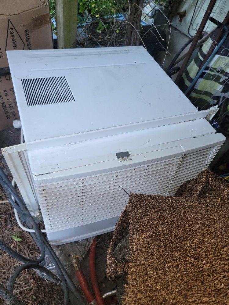 Air Conditioner Large 15,000 Non Pet And Non Smoke Home