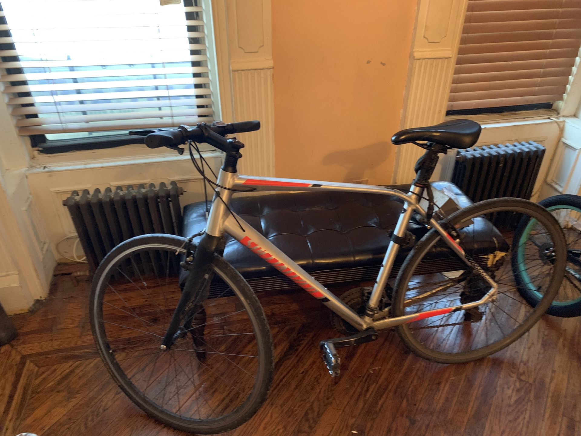 Gray And Black Men’s Sirrus Specialized Bike.