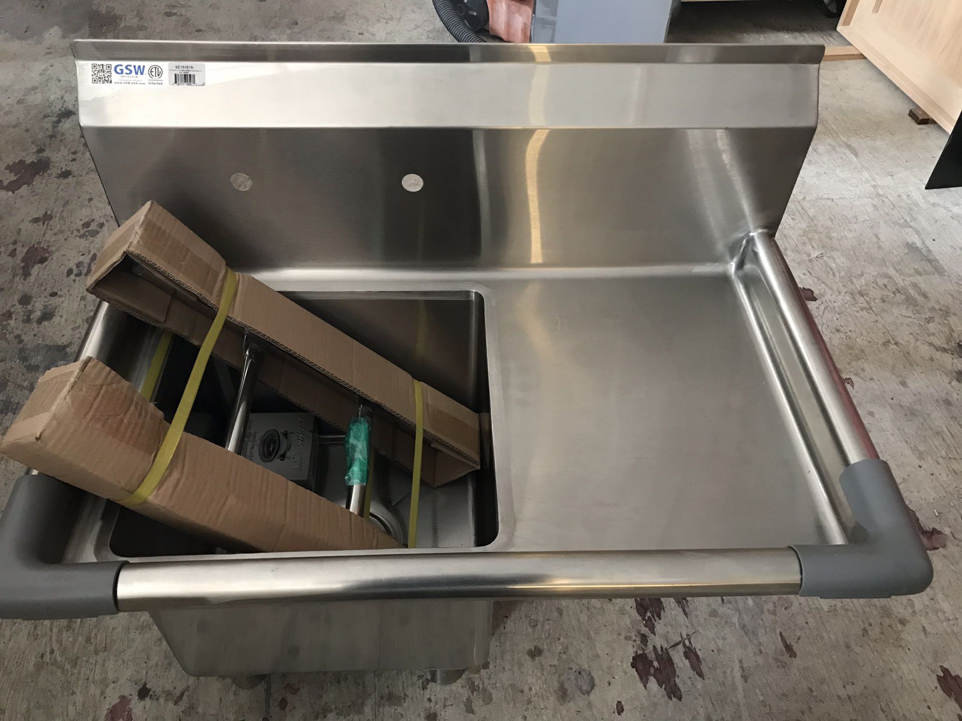 1 compartment stainless steel commercial food preparation sink.