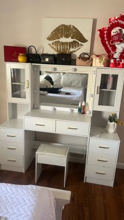 Vanity and good condition