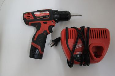 Milwaukee M12 2407-20 Cordless 3/8" 2-Speed Drill Driver Kit