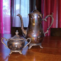 WM Rogers 800 Silver-Plated Teapot and Sugar Bowl Set