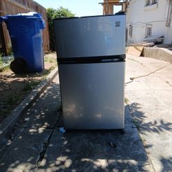 Small 33x19 Kenmore Refrigerator 