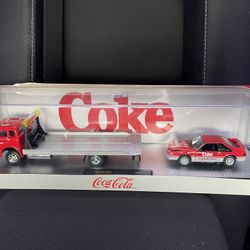 M2 Machines Hauler Coke 1990 Ford C-8000 & 1990 Ford Mustang GT