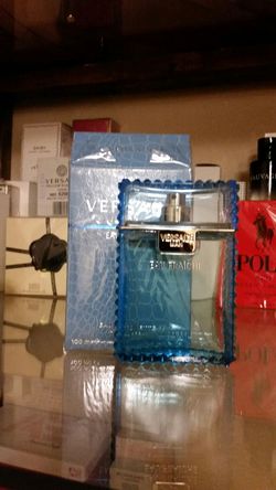 Versace fraiche by Gianni 3.4 yo vendo perfumes auténticos a muy buen precio prepárese para navidad.