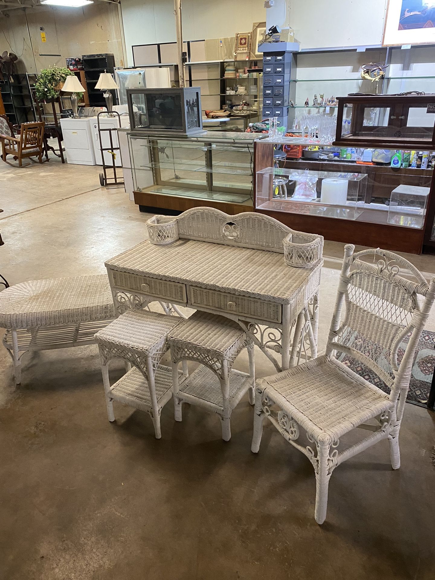 Antique 5-Piece White Wicker Living Room Set