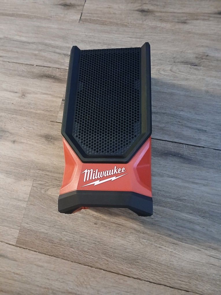Milwaukee
M18 18V Lithium-Ion Cordless Wireless Bluetooth Jobsite Speaker (Tool-Only)