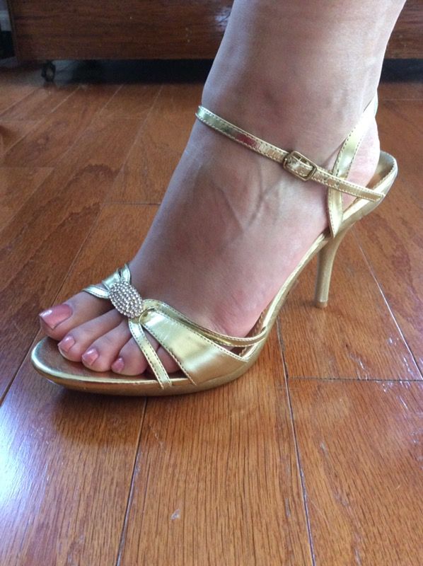 Size 7.5 gold formal heels
