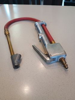 Milton  Inflator Gage With Dual Head Chuck 15 Hose excellent Condition 